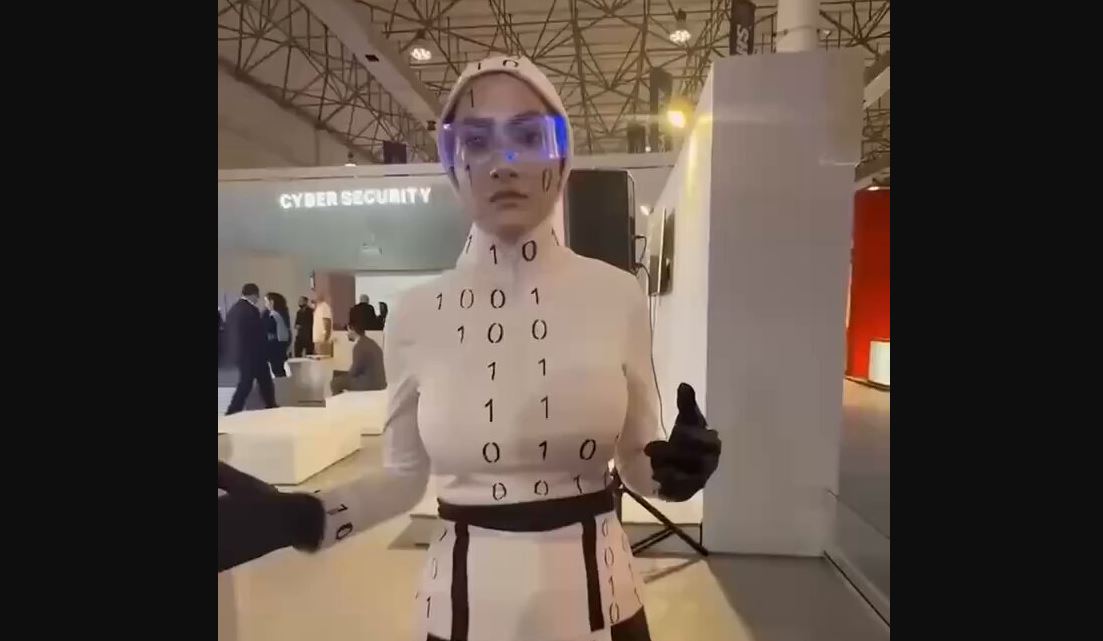 Ιράν: Τα ρομπότ της χώρας δεν υπάρχουν – Παρουσιάστηκαν άνθρωποι με στολές και κινήσεις ρομπότ! (βίντεο)