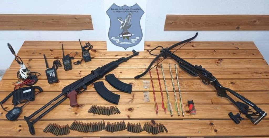 Συνελήφθησαν πατέρας και γιος που έκρυβαν όπλα στο σπίτι τους στη Θεσσαλονίκη (φωτο)