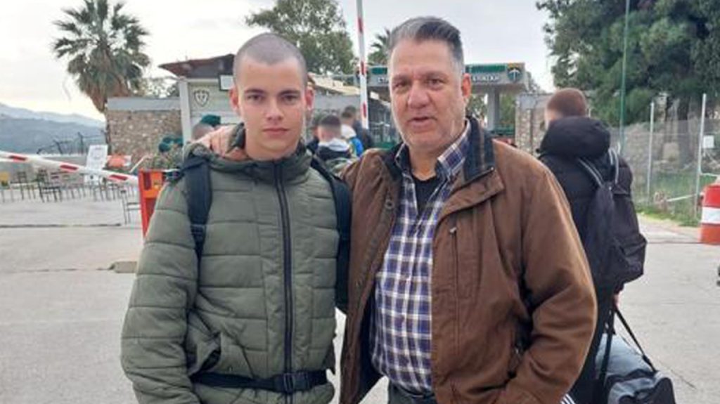 Συγκινεί ο πατέρας του 19χρονου ΕΠΟΠ που σκοτώθηκε: Συνόδευσε το κηδειόσημο του γιου του με μια μαντινάδα (φωτο)