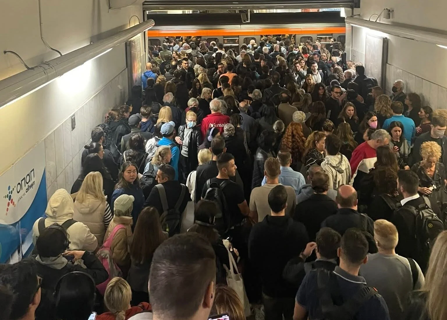 «Παρέλυσε» ο σταθμός του μετρό της Αθήνας στο Σύνταγμα – Εκατοντάδες πολίτες περίμεναν στις ουρές