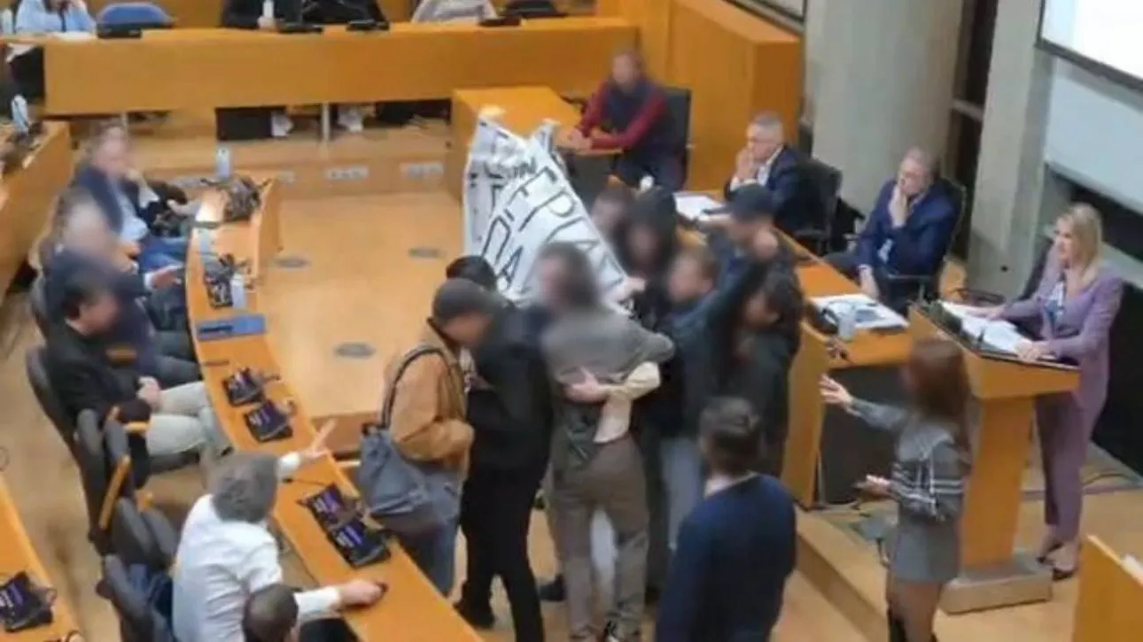 Ένταση σε συνέδριο στο δημαρχείο Θεσσαλονίκης: Μέλη του Ρουβίκωνα «εισέβαλαν» στην αίθουσα (φωτο)