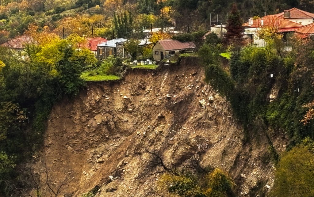 Η Adel στα δυτικά με σφοδρές καταιγίδες, χαλάζι και πλημμύρες – Πότε θα κλιμακωθεί η κακοκαιρία στην Αττική