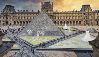 Οι τουρίστες από χώρες εκτός της ΕΕ θα «πληρώσουν» την ληστεία – Αύξηση κατά 45% στα εισιτήρια