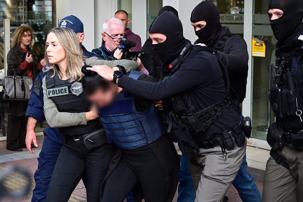 Δολοφονία στη Σαλαμίνα – Τι υποστηρίζει η 46χρονη: «Δεν ήθελα να τη σκοτώσω – Είχε μαχαίρι δίπλα της και τρόμαξα»