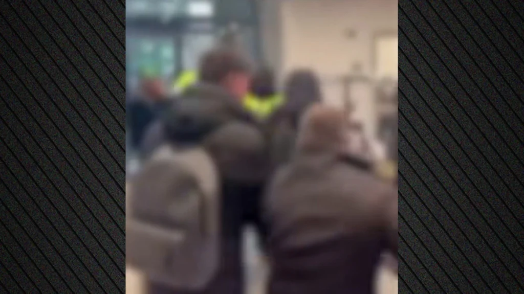 Άγριο ξύλο μεταξύ μαθητών σε βρετανικό κολλέγιο  – Προσπαθούσαν οι φύλακες να τους ξεχωρίσουν (βίντεο)