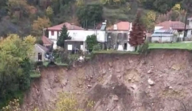 Στο «κόκκινο» τα Τζουμέρκα μετά την μεγάλη κατολίσθηση από την κακοκαιρία: Σπίτια «κρέμονται στον αέρα» (φώτο)