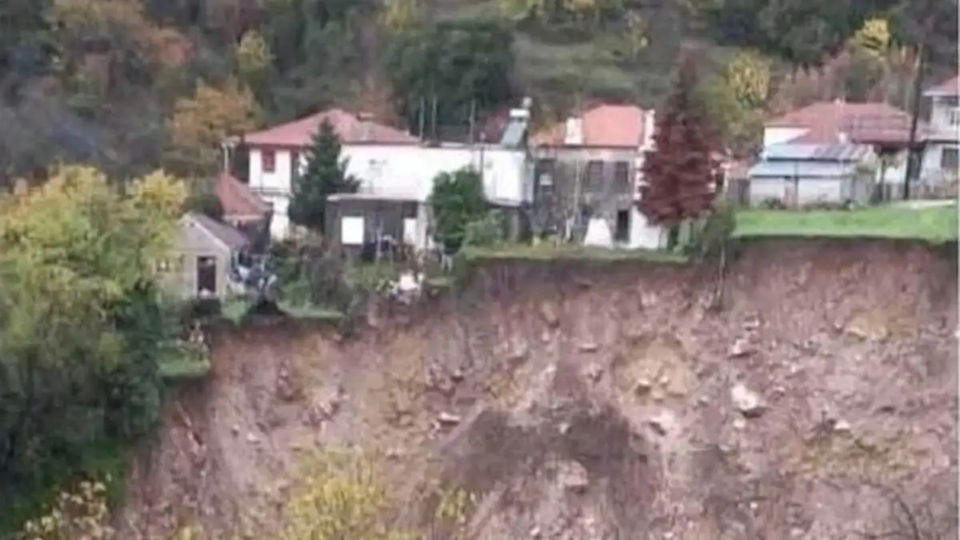 Στο «κόκκινο» τα Τζουμέρκα μετά την μεγάλη κατολίσθηση από την κακοκαιρία: Σπίτια «κρέμονται στον αέρα» (φώτο)