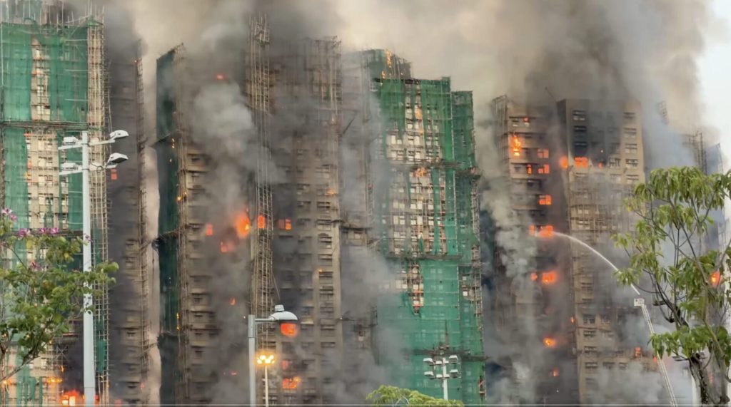 Χονγκ Κονγκ: Τουλάχιστον 44 οι νεκροί από τη φωτιά στους ουρανοξύστες – Τρεις συλλήψεις (βίντεο)