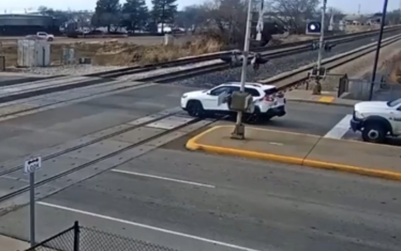 Περίεργο συμβάν σε σιδηροδρομική  διάβαση – Τραίνο παρασύρει αυτοκίνητο που είχε σταματήσει επάνω στις γραμμές
