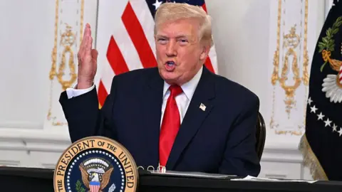 «Είσαι ηλίθια» είπε ο Ν.Τραμπ σε δημοσιογράφο που προσπαθούσε να υποστηρίξει την κυβέρνηση Μπάιντεν (βίντεο)