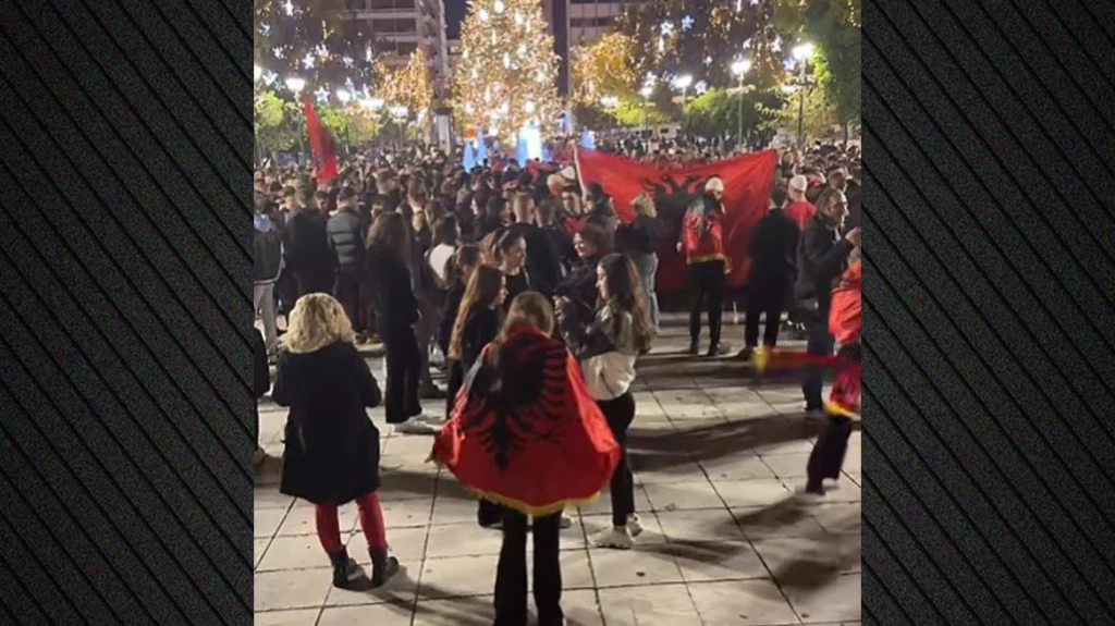 Εκατοντάδες Αλβανοί στην πλατεία Συναλλάγματος για την ημέρα της  Ανεξαρτησίας της χώρας τους