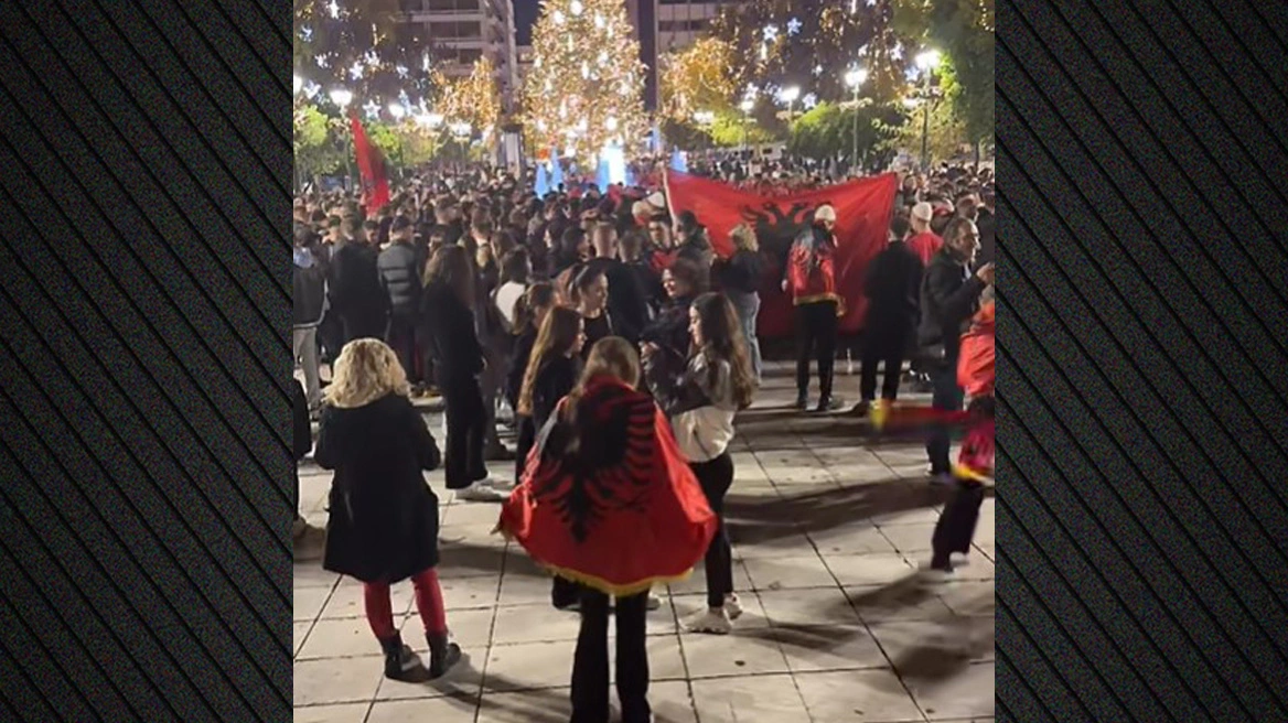 Εκατοντάδες Αλβανοί στην πλατεία Συναλλάγματος για την ημέρα της  Ανεξαρτησίας της χώρας τους