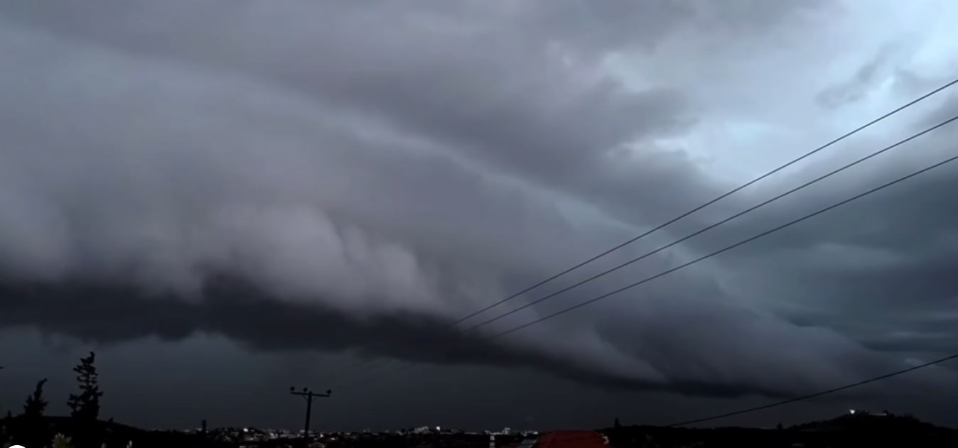Bίντεο: Απίστευτο shelf cloud «σκέπασε» τα νότια προάστια της Αττικής!