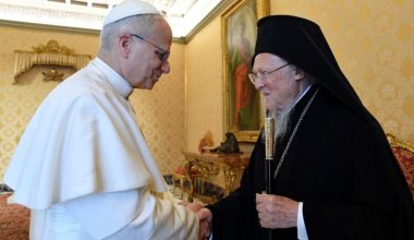 Σε εξέλιξη η ιστορική συνάντηση Πατριάρχη Βαρθολομαίου – Πάπα Λέοντα ΙΔ’ στη Νίκαια της Βιθυνίας: Δείτε live