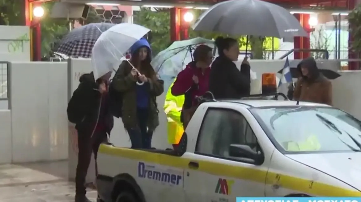 Απίστευτες καταστάσεις λόγω «Adel»: Πολίτες στο Μοσχάτο πάνε στον σταθμό του ΗΣΑΠ πάνω σε καρότσα αγροτικού!