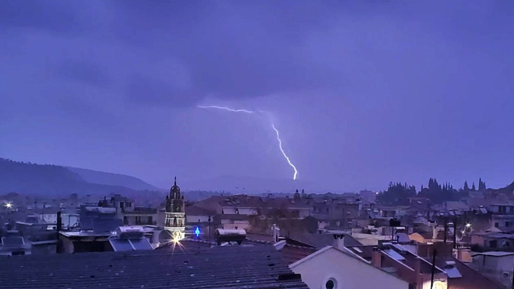 Σπάνιο φαινόμενο πάνω από τον Υμηττό: Ο «ανάποδος κεραυνός» της κακοκαιρίας Adel