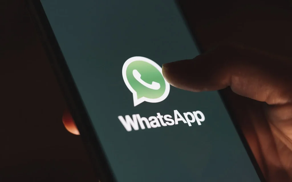 Η Ρωσία απειλεί με μπλόκο την εφαρμογή WhatsApp