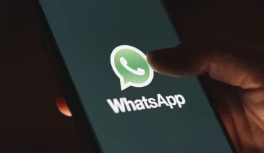 Η Ρωσία απειλεί με μπλόκο την εφαρμογή WhatsApp