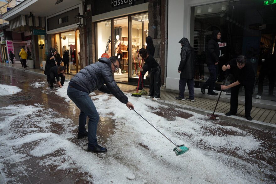 Kακοκαιρία Adel: Σφοδρή χαλαζόπτωση έπληξε την Μυτιλήνη – Προβλήματα στους δρόμους (βίντεο)