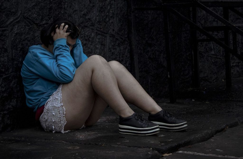 Άγριος ξυλοδαρμός 16χρονης από δύο μαθήτριες στη Λάρισα – Αφέθησαν ελεύθερες οι ανήλικες