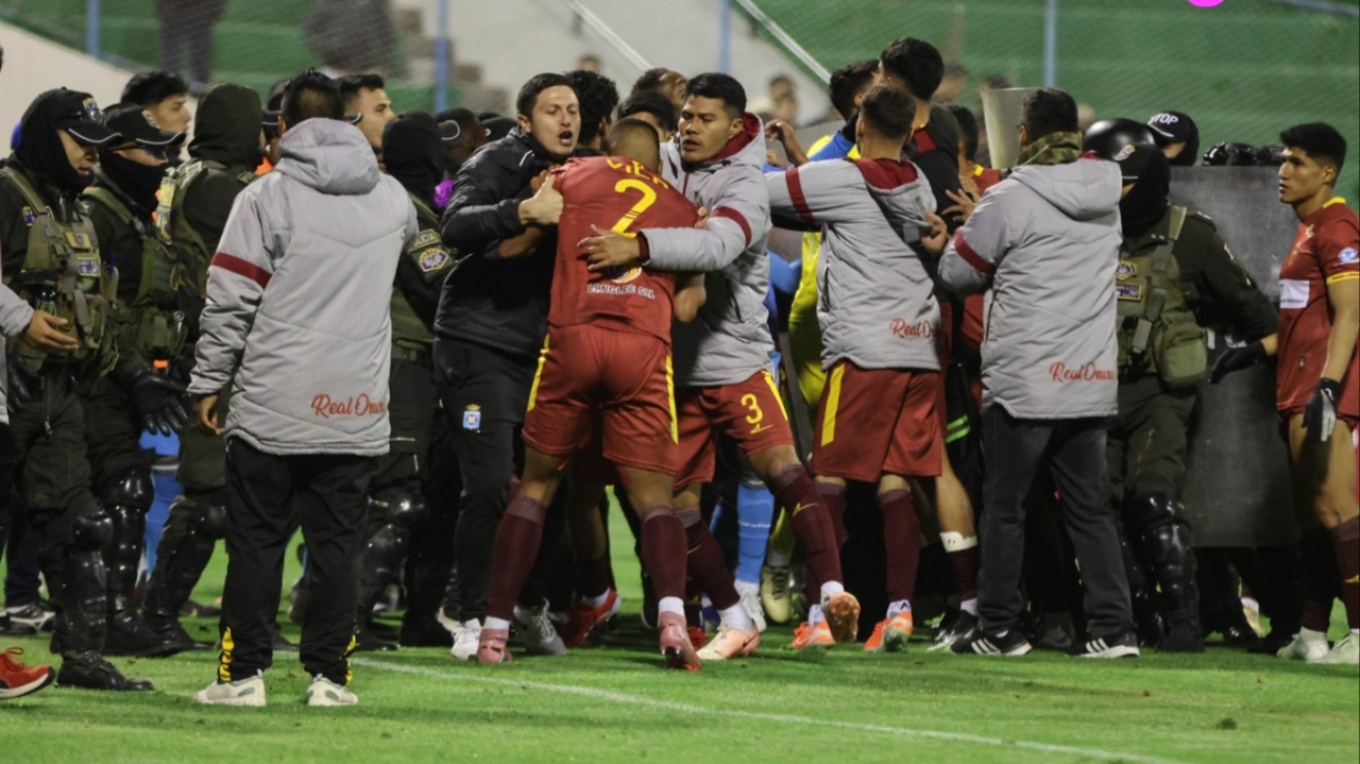 Σκηνές «ροντέο» σε αγώνα στη Βολιβία: Το άγριο ξύλο μεταξύ δύο ομάδων οδήγησε σε 17 κόκκινες κάρτες! (βίντεο)