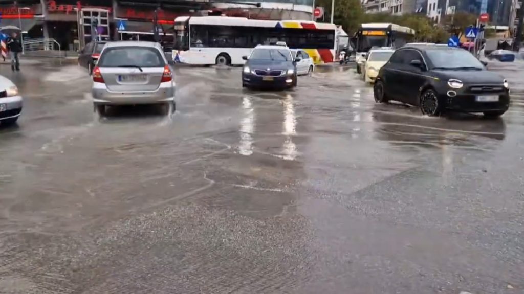 Η κακοκαιρία Adel έπληξε και την Θεσσαλονίκη: Πλημμύρισαν οι δρόμοι στο κέντρο της πόλης (βίντεο)