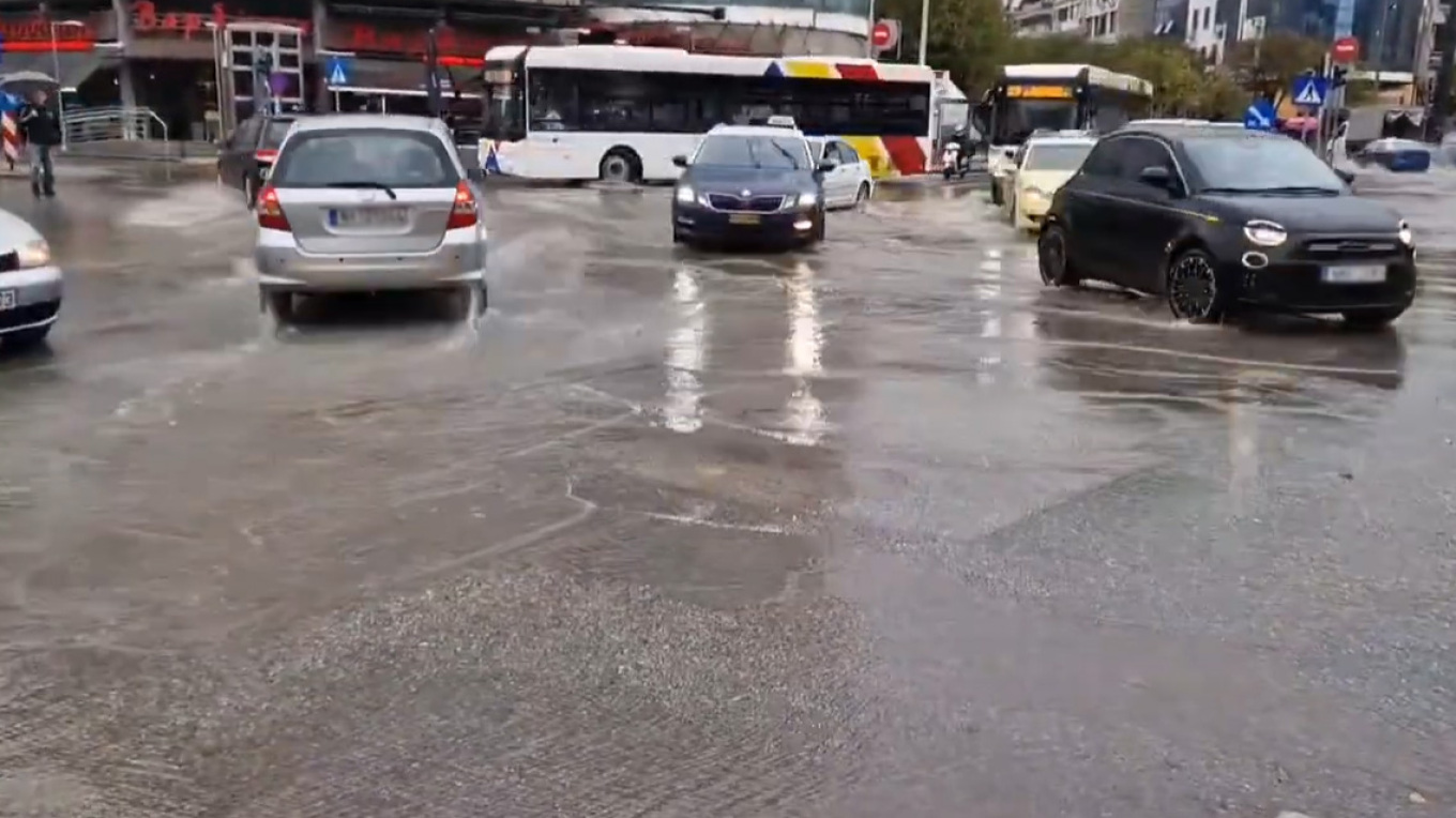 Η κακοκαιρία Adel έπληξε και την Θεσσαλονίκη: Πλημμύρισαν οι δρόμοι στο κέντρο της πόλης (βίντεο)