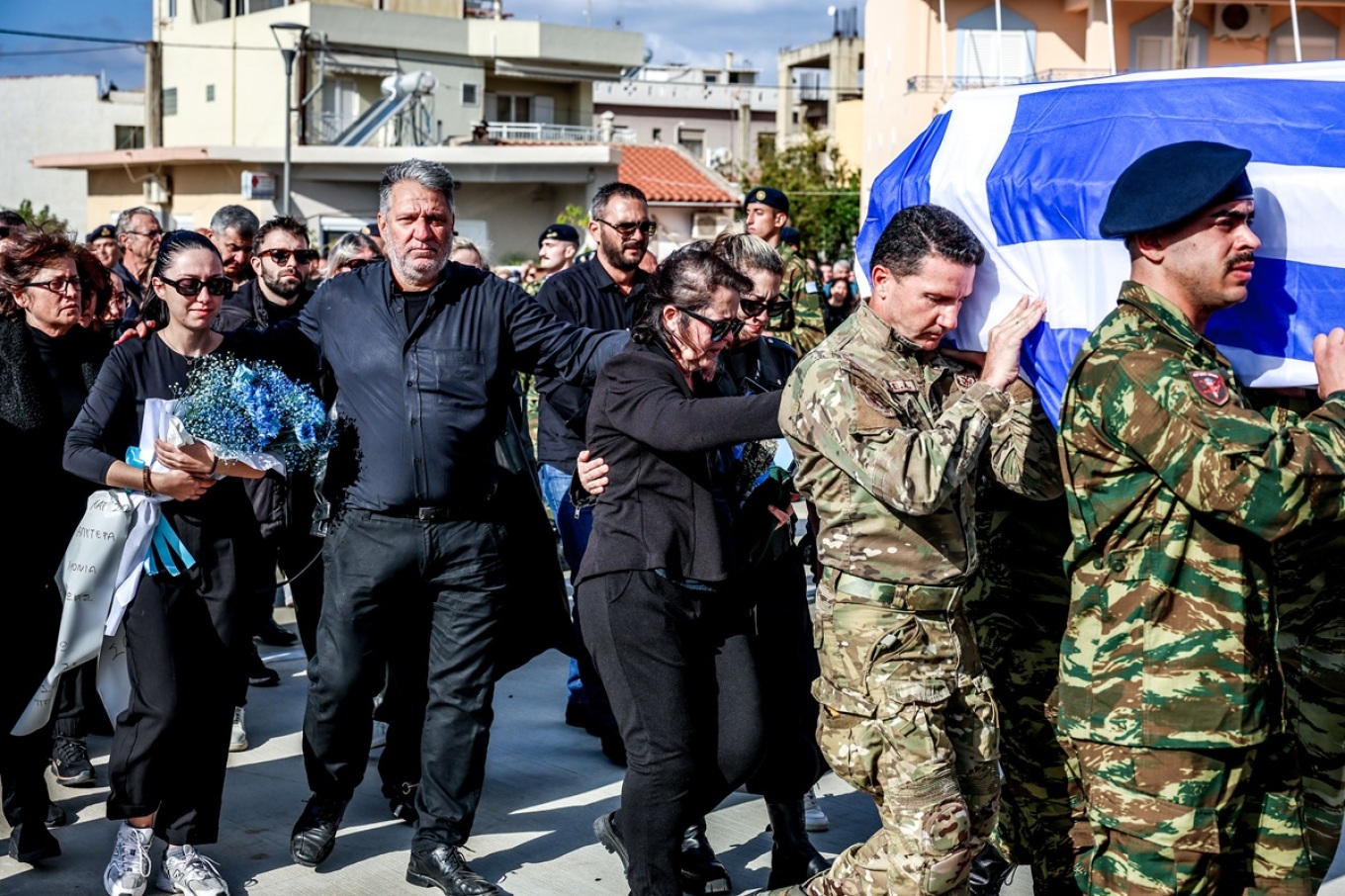 Ανείπωτη θλίψη στο Τυμπάκι: Η γαλανόλευκη σκέπασε το φέρετρο του 19χρονου ΕΠΟΠ – Παρών και ο Α/ΓΕΣ (βίντεο & φωτο)