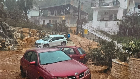 Μεγάλες καταστροφές στη Θάσο από την κακοκαιρία Adel – Πλημμύρισε η εκκλησία του Αγίου Νικολάου (φώτο)