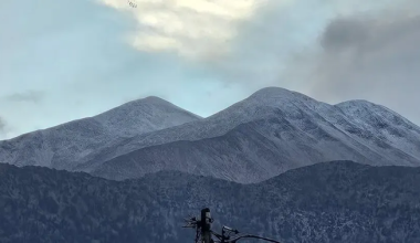 Έπεσαν οι πρώτες νιφάδες χιονιού στην Κρήτη: Στα λευκά «ντύθηκαν» ο Ψηλορείτης και τα Λευκά Όρη