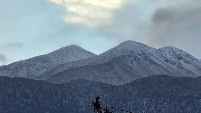 Έπεσαν οι πρώτες νιφάδες χιονιού στην Κρήτη: Στα λευκά «ντύθηκαν» ο Ψηλορείτης και τα Λευκά Όρη