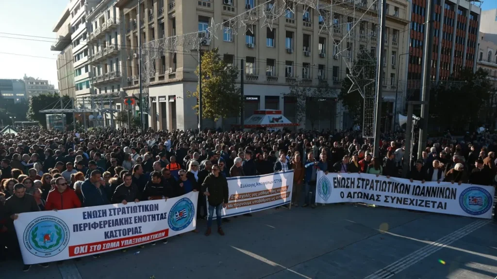 Προπύλαια: Πανελλαδική συγκέντρωση των στρατιωτικών κατά του νομοσχεδίου του ΥΠΕΘΑ