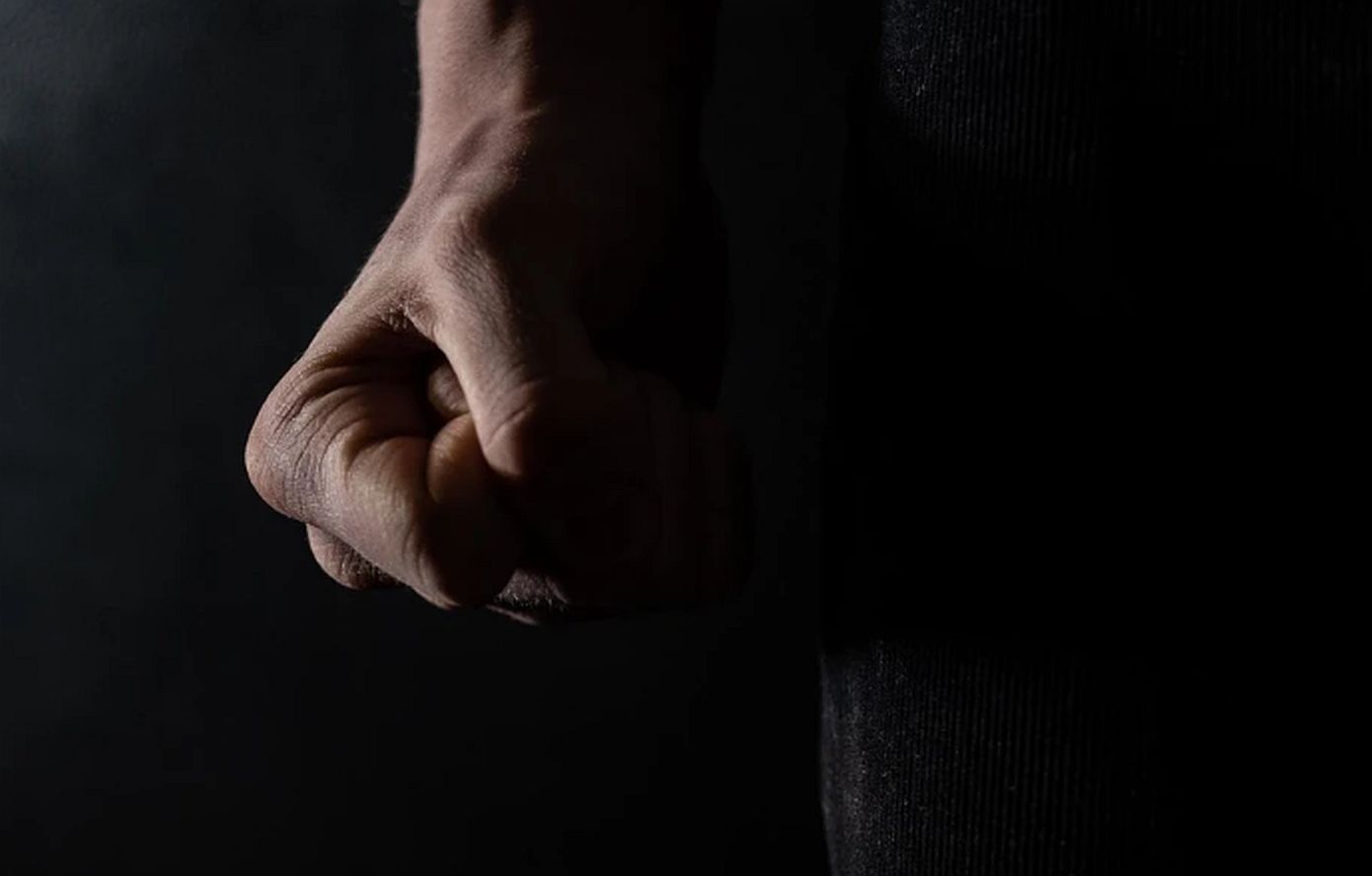 Βίντεο: H στιγμή που 40χρονος υπό την επήρεια αλκοόλ προκαλεί νεαρό και εκείνος τον δέρνει άγρια!