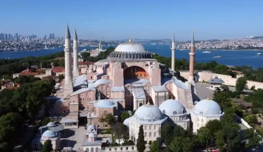 Κωνσταντινούπολη: Eλληνικό συγκρότημα χόρεψε συρτάκι μπροστά από την Αγία Σοφία (βίντεο)