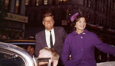 Τζάκι Κένεντι: Σε δημοπρασία το βιολετί παλτό που φορούσε τη βραδιά των εκλογών του 1960