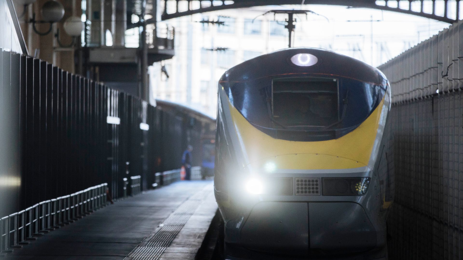 Βίντεο: Aστυνομικός εκτός υπηρεσίας ρίχνει κουτουλιά σε παράνομο μετανάστη που απειλεί επιβάτες σε τρένο