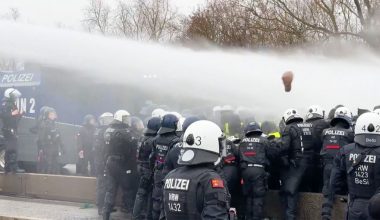 Βίντεο: «Πολεμικές» συγκρούσεις μεταξύ της γερμανικής αστυνομίας και ταραξιών της Antifa στο Γκίσεν