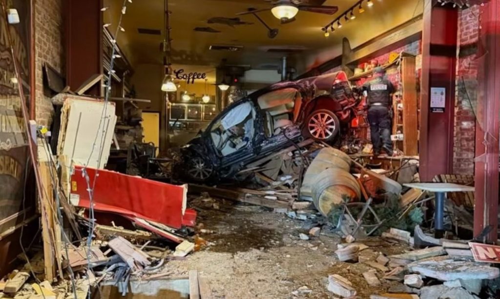 Καλιφόρνια: Μεθυσμένος 90χρονος «κάρφωσε» το όχημά του σε κατάστημα ανήμερα της γιορτής των Ευχαριστιών (φωτο)