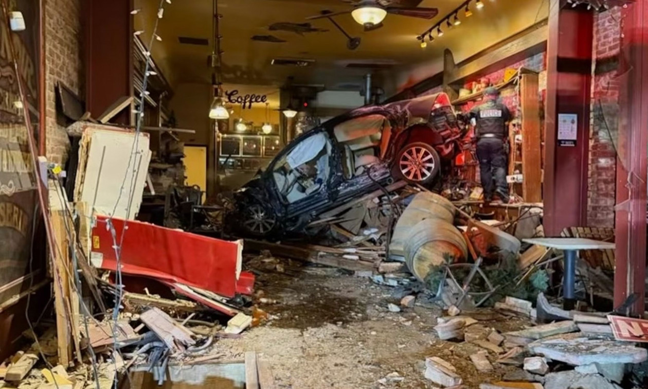 Καλιφόρνια: Μεθυσμένος 90χρονος «κάρφωσε» το όχημά του σε κατάστημα ανήμερα της γιορτής των Ευχαριστιών (φωτο)