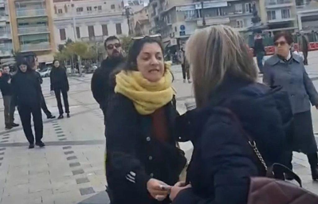 Η στιγμή που η βουλευτής της ΝΔ Χριστίνα Αλεξοπούλου δέχεται λεκτική επίθεση στην Πάτρα (βίντεο)
