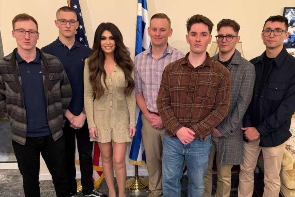 Η Κίμπερλι Γκιλφόιλ πρόσφερε δείπνο σε Αμερικάνους πεζοναύτες και φωτογραφήθηκε μαζί τους