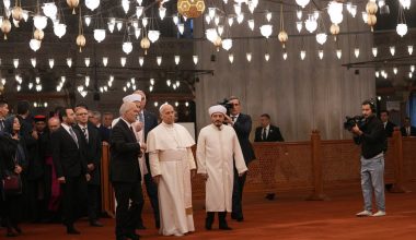 Στο Μπλε Τζαμί ο Πάπας Λέων ο ΙΔ’ – Του ζήτησαν να προσευχηθεί αλλά αρνήθηκε (βίντεο & φωτο)