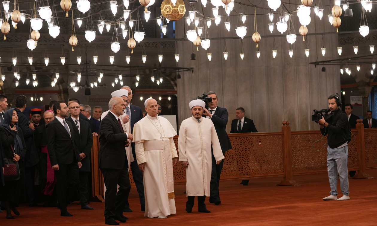 Στο Μπλε Τζαμί ο Πάπας Λέων ο ΙΔ’ – Του ζήτησαν να προσευχηθεί αλλά αρνήθηκε (βίντεο & φωτο)