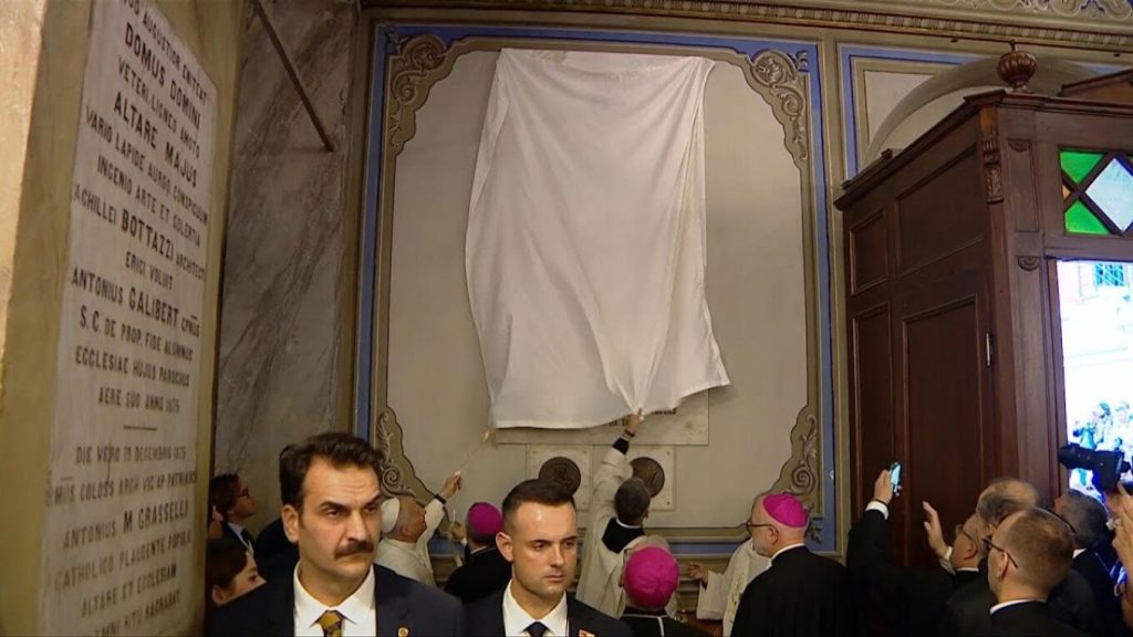 Η αμήχανη στιγμή που ο Πάπας Λέων ο ΙΔ’ δυσκολεύεται στα αποκαλυπτήρια μαρμάρινης επιγραφής (βίντεο)