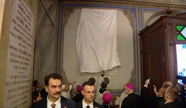 Η αμήχανη στιγμή που ο Πάπας Λέων ο ΙΔ’ δυσκολεύεται στα αποκαλυπτήρια μαρμάρινης επιγραφής (βίντεο)