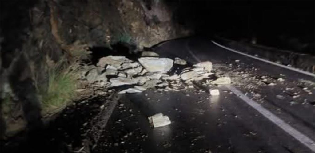 Εικόνες βιβλικής καταστροφής στη Σαντορίνη: Ορμητικά νερά παρέσυραν πέντε αυτοκίνητα – Δείτε φωτογραφίες