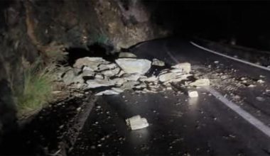 Εικόνες βιβλικής καταστροφής στη Σαντορίνη: Ορμητικά νερά παρέσυραν πέντε αυτοκίνητα – Δείτε φωτογραφίες