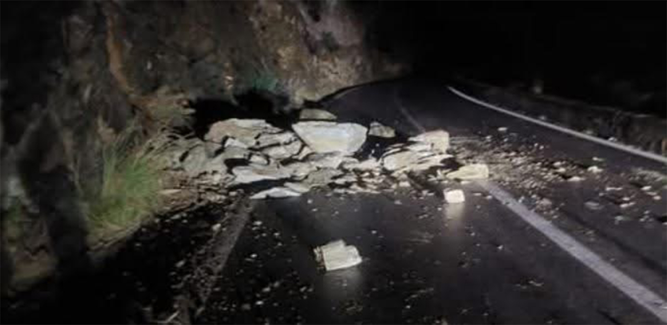 Εικόνες βιβλικής καταστροφής στη Σαντορίνη: Ορμητικά νερά παρέσυραν πέντε αυτοκίνητα – Δείτε φωτογραφίες