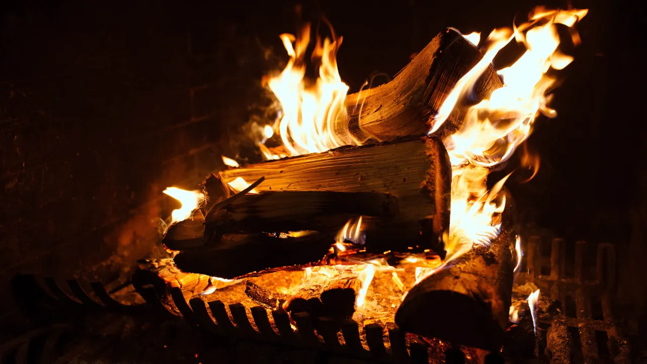 Δες τι πρέπει να κάνεις για να ανάψεις το τζάκι χωρίς προσάναμμα