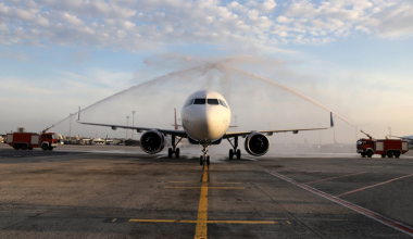 Έχετε αναρωτηθεί ποτέ; – Για ποιο λόγο τα αεροπλάνα ψεκάζονται με νερό πριν την απογείωση;